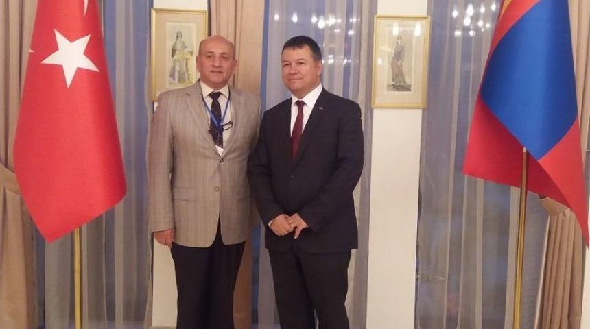 T&uuml;rkolog Erg&uuml;n Veren&rsquo;in Kitapları Moğolistan&rsquo;a Ulaştı