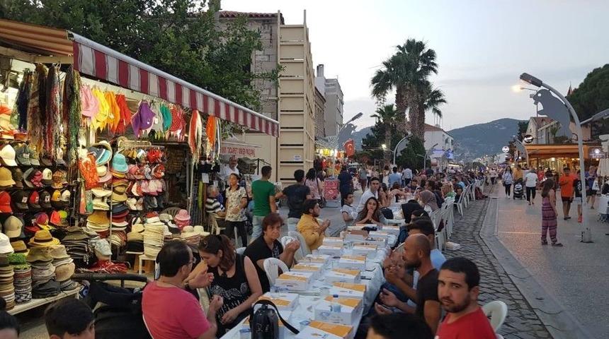 Fo&ccedil;a Ak Parti&rsquo;den Dev İftar Sofrası