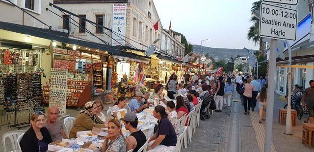 Foça Ak Parti’den Dev İftar Sofrası