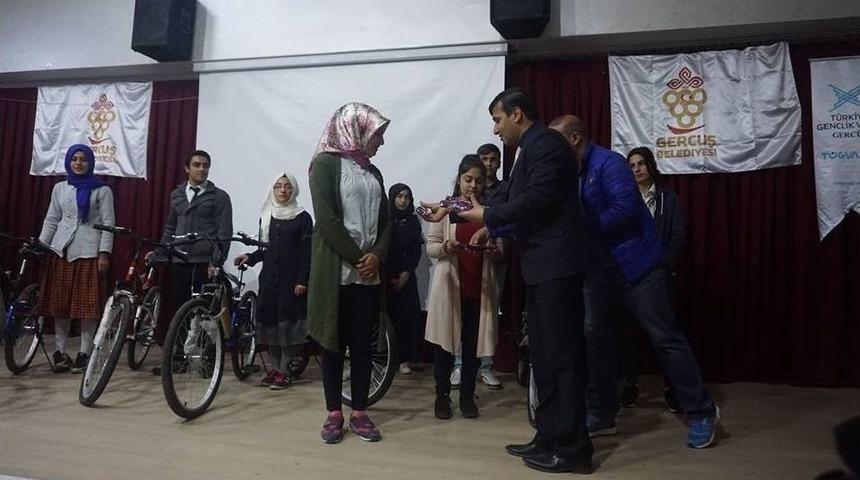 Gerc&uuml;ş&rsquo;te Başarılı &Ouml;ğrenciler &Ouml;d&uuml;llendirildi
