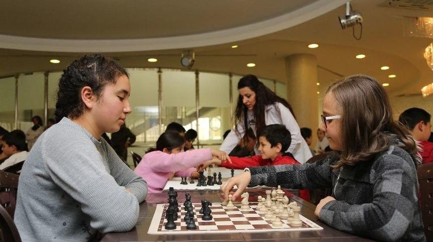 &Ouml;ğrencilerin Satran&ccedil; Hamlesi 23 Nisan İ&ccedil;in
