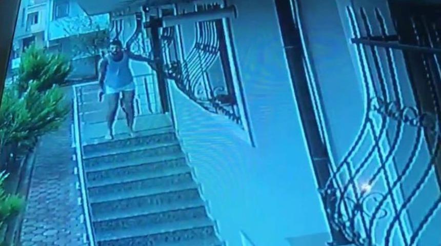 (&ouml;zel Haber ) Haciz Memurlarını Yarı &Ccedil;ıplak Halde Silahla Kovalayan Şahıs Kamerada