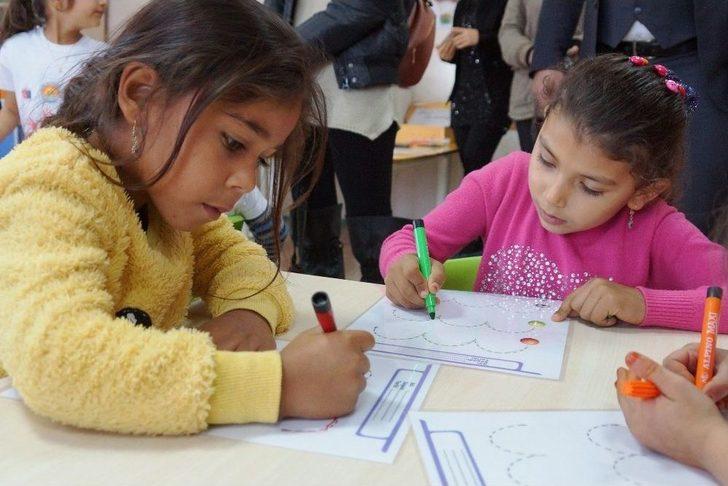 Çocuklar Evde Aileleriyle Birlikte Kitap Okuyacak G3