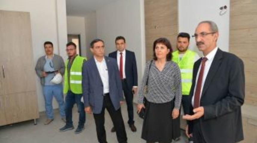 Kırşehir Ae&uuml;&rsquo;si Rekt&ouml;r&uuml; Karakaya, Fizik Tedavi Ve Rehabilitasyon Hastanesi İnşaatında İncelemede Bulundu