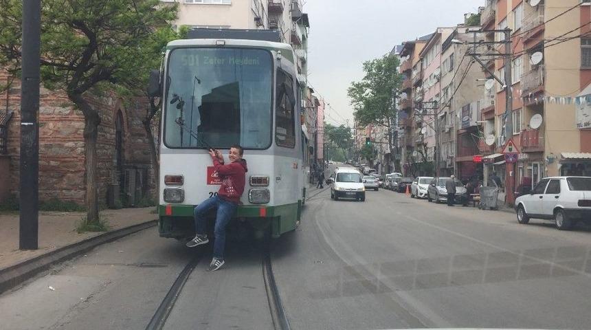Tramvay Arkasında Tehlikeli Yolculuk Cep Telefonu Kamerasına Yansıdı
