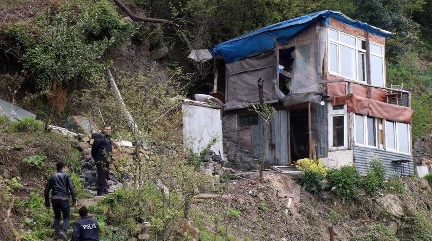 Sahil Yolundaki Barakalar Emniyet Kontrol&uuml;nde Yıkıldı