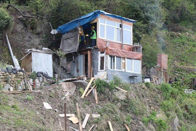 Sahil Yolundaki Barakalar Emniyet Kontrol&uuml;nde Yıkıldı 1