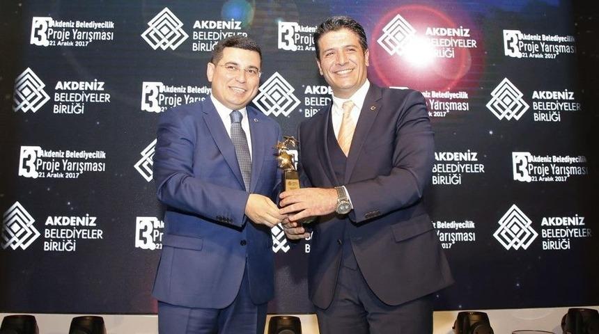 Akbb&rsquo;den D&ouml;şemealtı Belediyesi&rsquo;ne 3 &Ouml;d&uuml;l