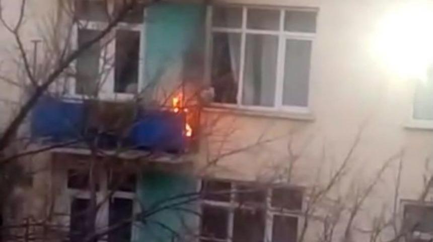 Balkonunda Çıkan Yangını Pencereden Su Döküp Söndürdü