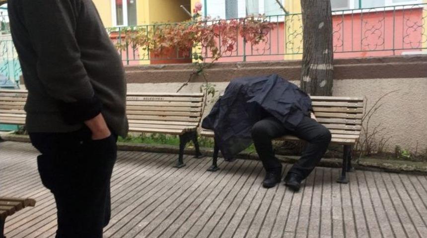 Cami Avlusunda Otururken Hayatını Kaybetti