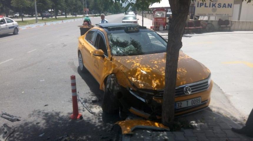 Servis Yolunda Trafik Kazası: 3 Yaralı