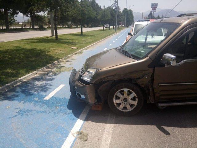 Servis Yolunda Trafik Kazası: 3 Yaralı