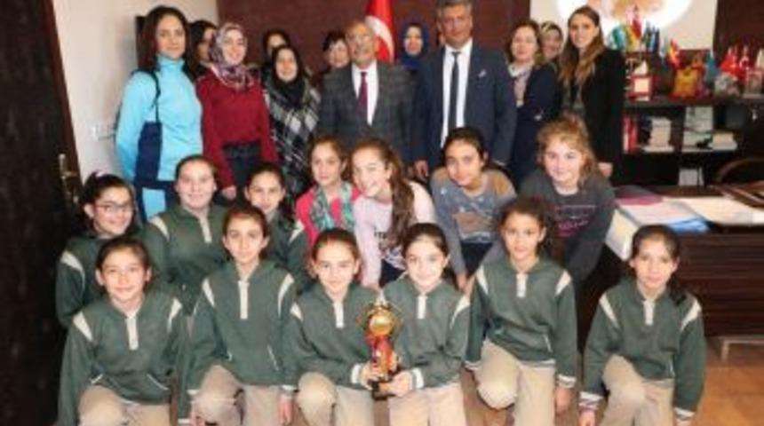 Uçhisarlı Şampiyon Hentbolcular Başkan Karaaslan’ı Ziyaret Etti