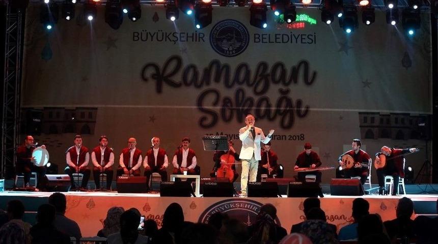 Ramazan Sokağı&rsquo;ndan İlahiler Y&uuml;kseldi