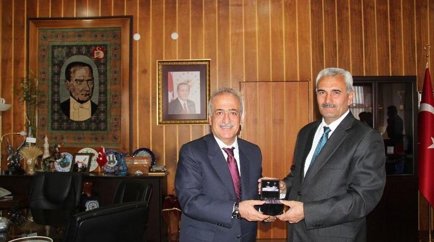 Azerbaycan Büyükelçisi Hazar İbrahim’den Rektör Çomaklı’ya Ziyaret