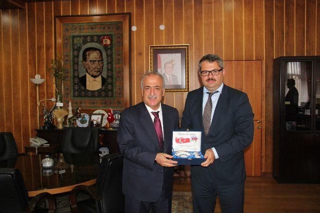 Azerbaycan Büyükelçisi Hazar İbrahim’den Rektör Çomaklı’ya Ziyaret