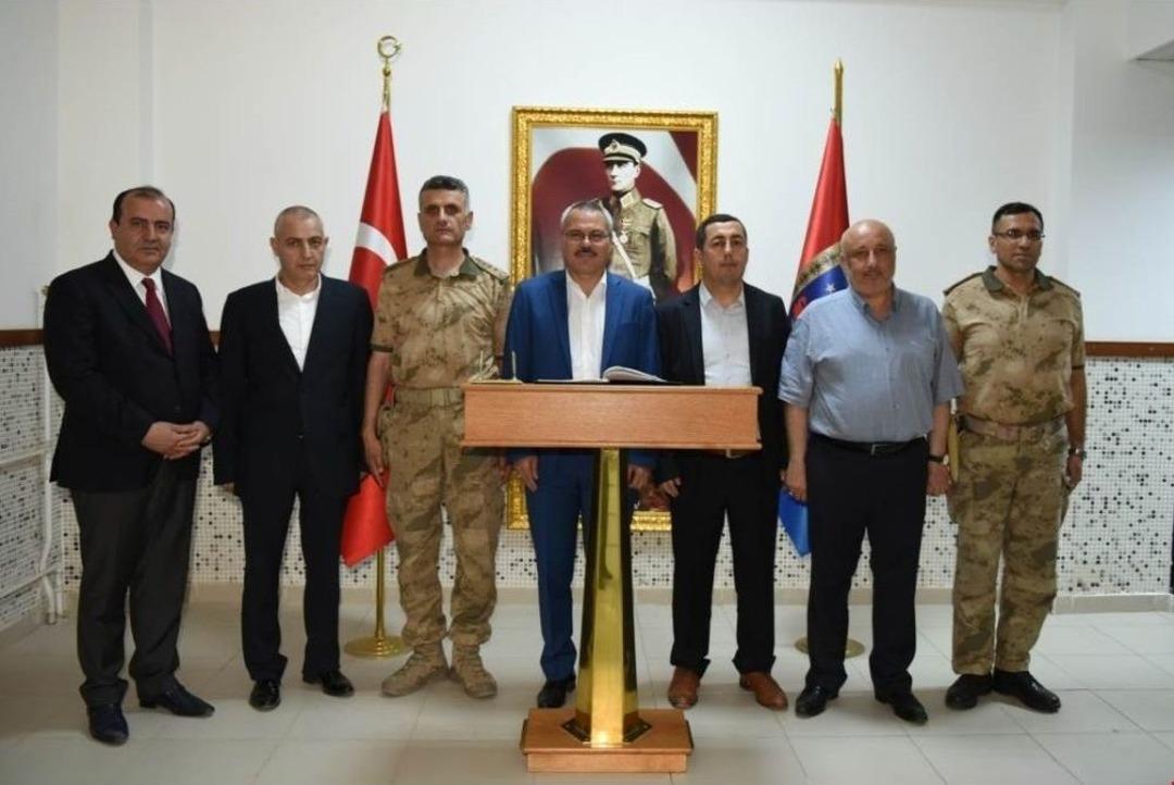 Vali Deniz Sason&rsquo;da Muhtarlarla Bir Araya Geldi