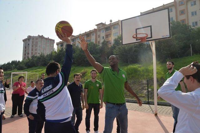 Karesispor, Down Sendromlu Öğrencilerle Basketbol Oynadı