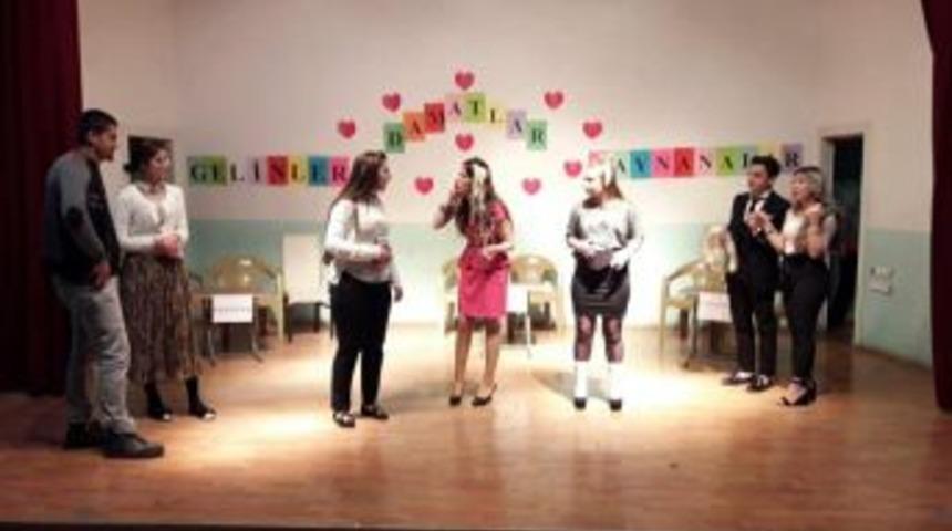 Şaphane&rsquo;de &rsquo;gelinler, Damatlar, Kaynanalar Ve Tasarruf&rsquo; Konulu Tiyatro Oyunu