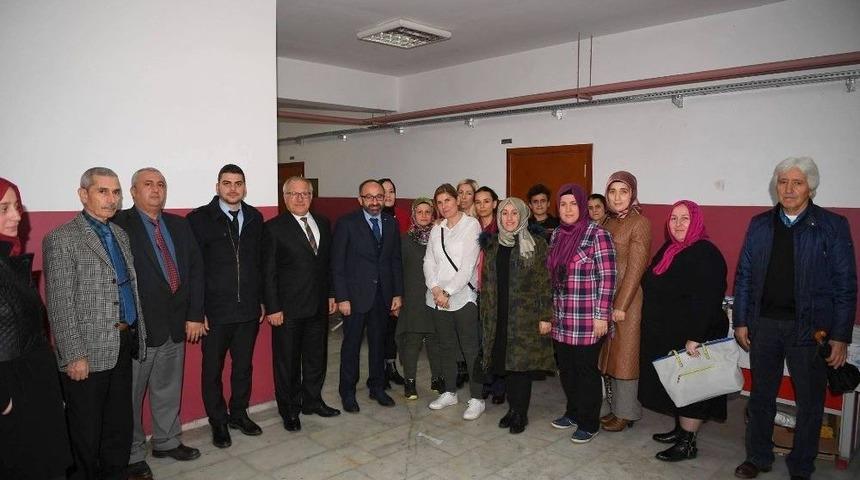 Başkan &Uuml;z&uuml;lmez&rsquo;den Okul Kermesine Destek