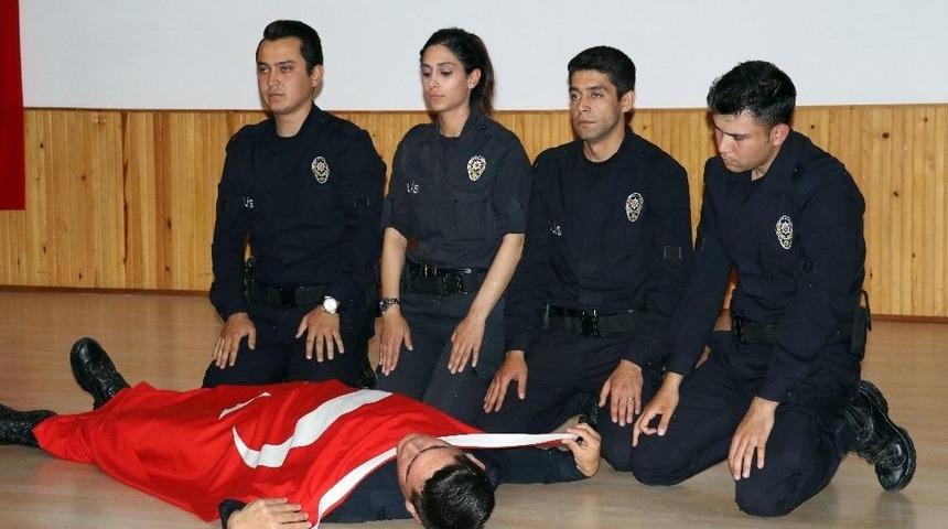 Polis Adaylarının Tiyatro Gösterisi Büyük Beğeni Aldı