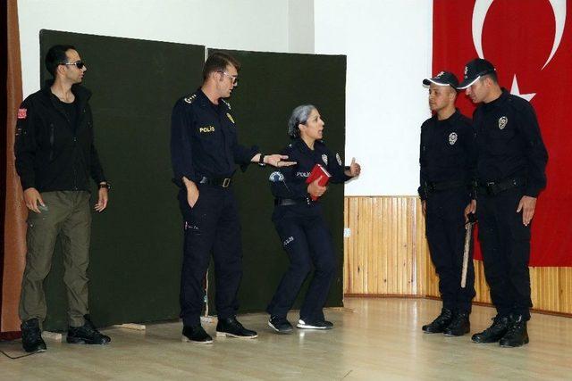 Polis Adaylarının Tiyatro Gösterisi Büyük Beğeni Aldı