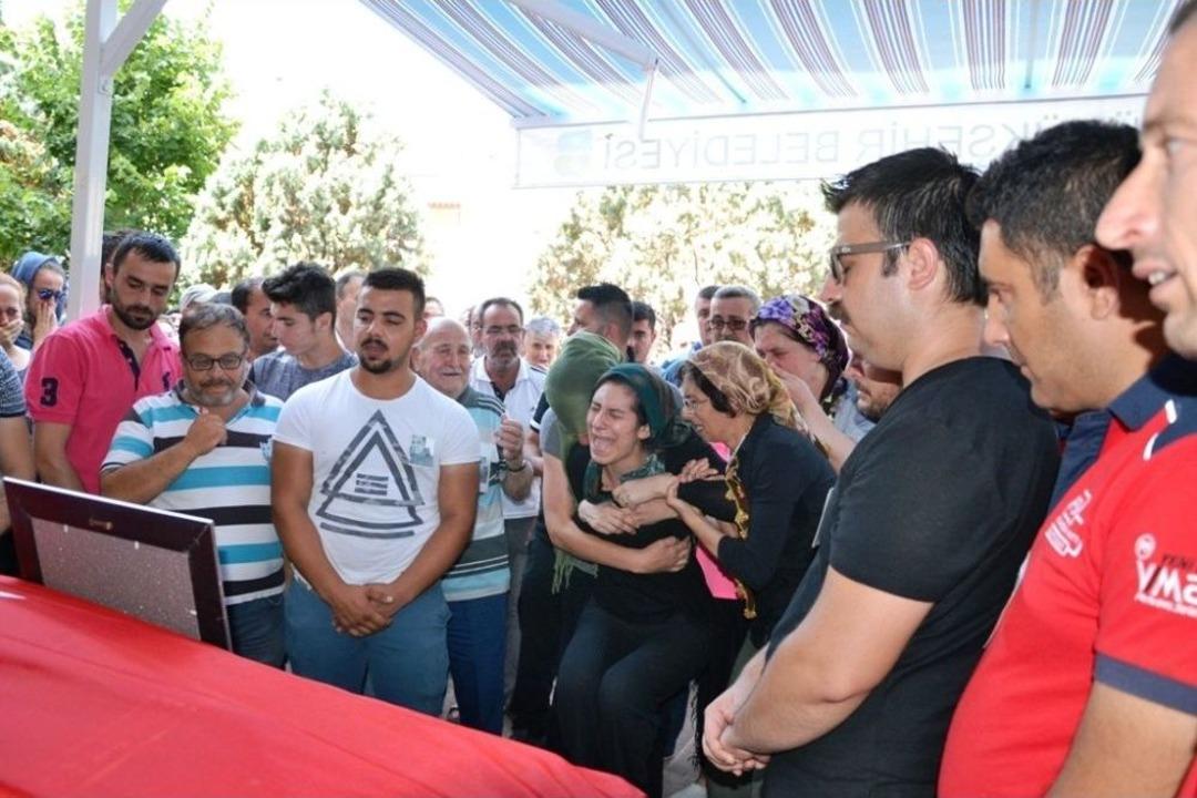 Cesedi 12 G&uuml;n Sonra Kayalıklara Vuran Balık&ccedil;ı Toprağa Verildi