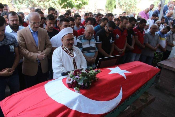 Cesedi 12 Gün Sonra Kayalıklara Vuran Balıkçı Toprağa Verildi G5