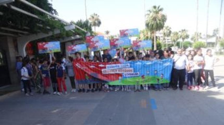 &Ccedil;ocuklardan Kortej Y&uuml;r&uuml;y&uuml;ş&uuml;