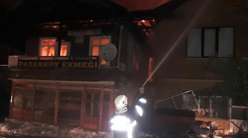 Mengen&rsquo;de, 2 Ev Yangında Kullanılmaz Hale Geldi