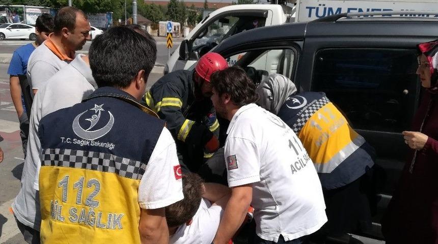 Yayaya &Ccedil;arpmamak İ&ccedil;in Manevra Yapan Ara&ccedil; Kaza Yaptı: 1 Yaralı