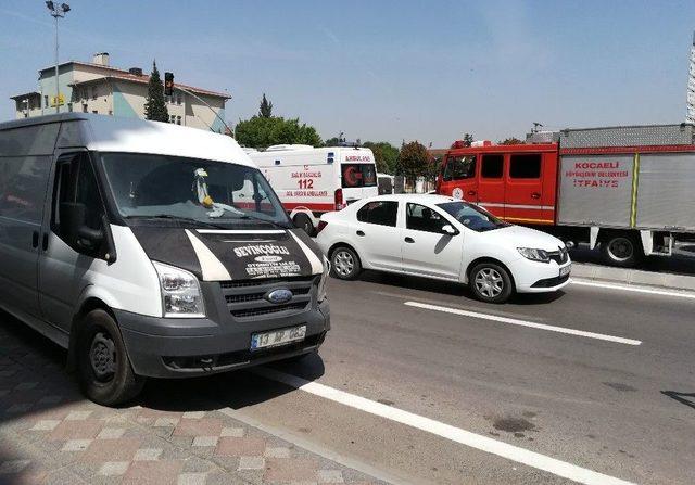 Yayaya Çarpmamak İçin Manevra Yapan Araç Kaza Yaptı: 1 Yaralı