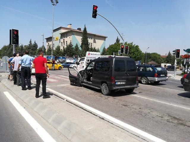 Yayaya Çarpmamak İçin Manevra Yapan Araç Kaza Yaptı: 1 Yaralı