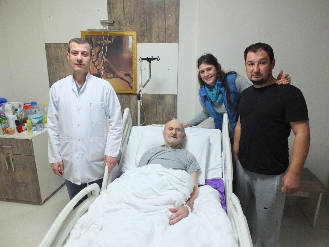 100 Yaşındaki Hasan Amcanın Mesanesinden 136 Adet Taş &Ccedil;ıktı