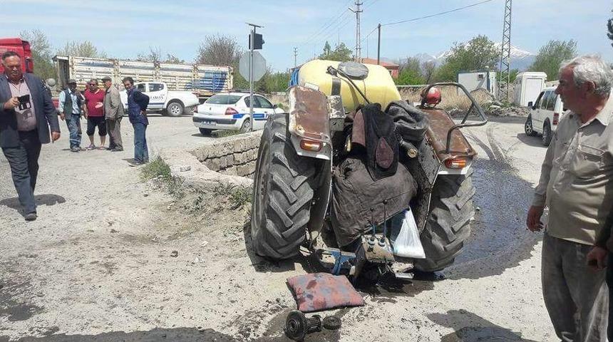 Otomobilin &Ccedil;arptığı Trakt&ouml;r 2&rsquo;ye B&ouml;l&uuml;nd&uuml;: 2 Yaralı