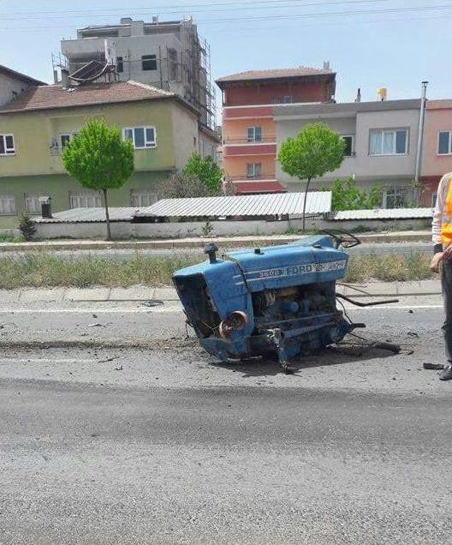 Otomobilin Çarptığı Traktör 2’ye Bölündü: 2 Yaralı