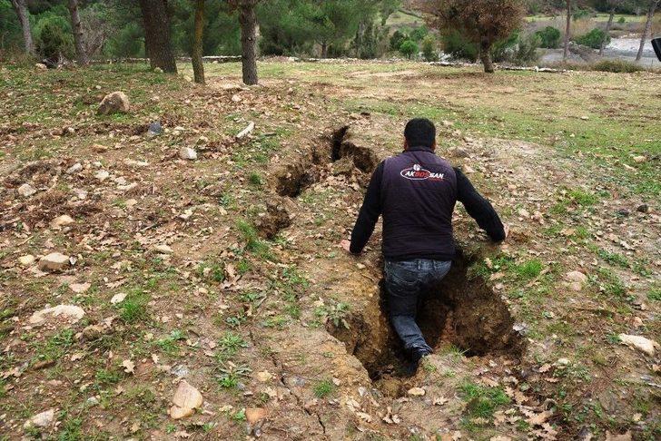 Tarlasında 4 Metrelik Çataklar Oluştu G1
