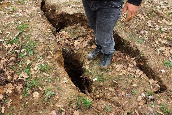 Tarlasında 4 Metrelik Çataklar Oluştu G2