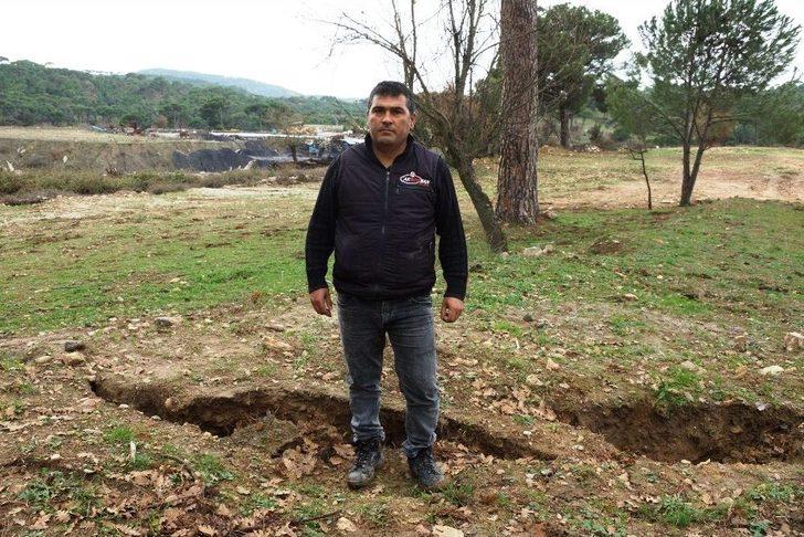 Tarlasında 4 Metrelik Çataklar Oluştu G3