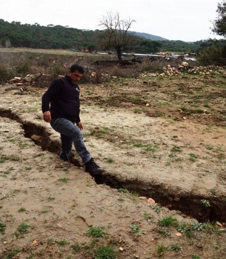 Tarlasında 4 Metrelik Çataklar Oluştu G4