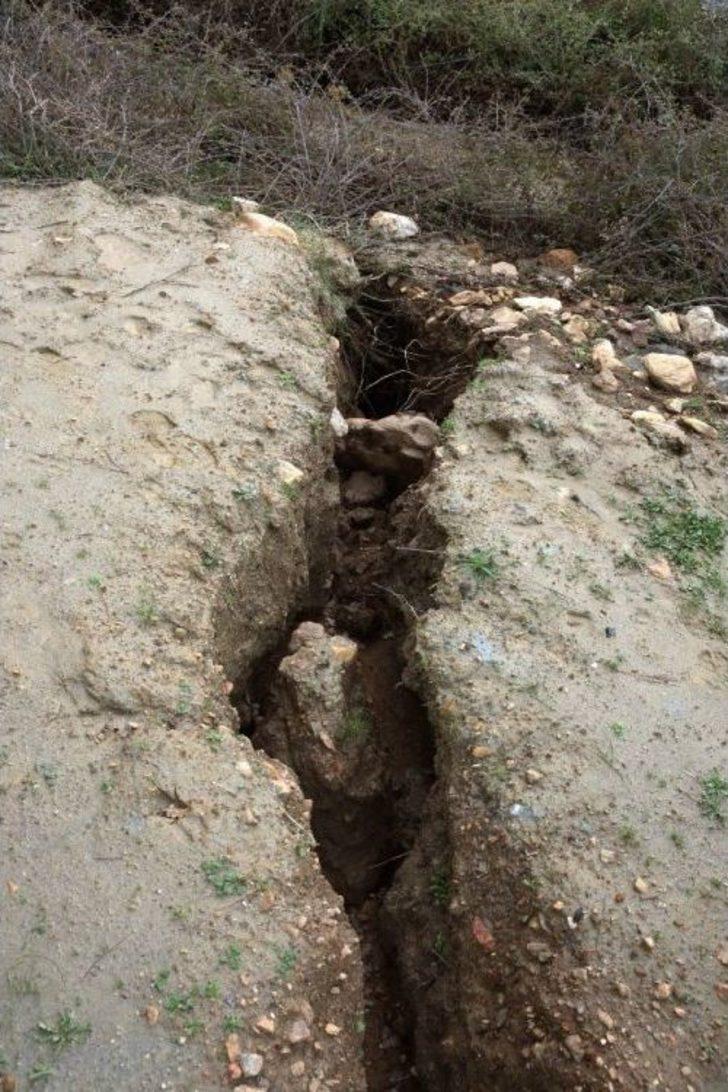 Tarlasında 4 Metrelik Çataklar Oluştu G5