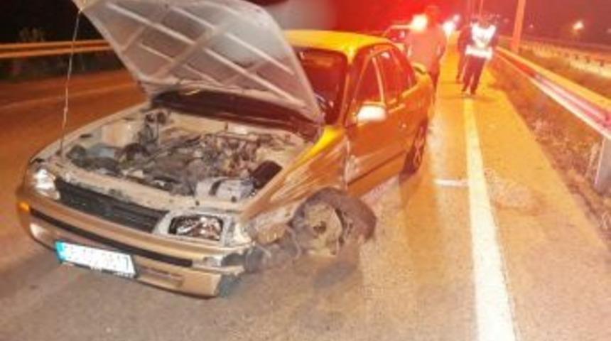 Otomobil Bariyerlere &Ccedil;arptı