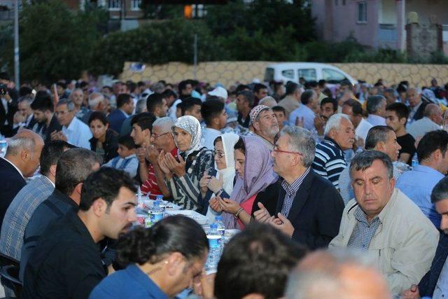 Gaziantep’te 7 İlçede Kurulan Sofralarda 20 Bin Kişi İftar Açtı