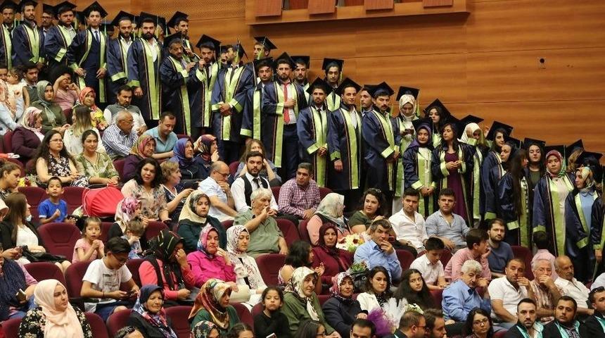 Başkan B&uuml;y&uuml;kkılı&ccedil;, &Uuml;niversitelilerin Mezuniyet Sevincine Ortak Oldu