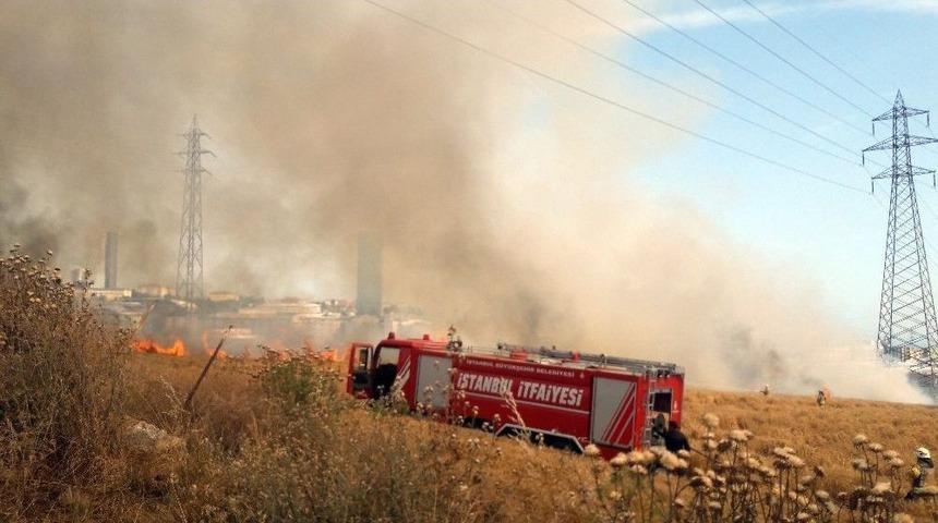 Avcılar’da Buğday Tarlasındaki Yangın E-5’i Dumana Boğdu