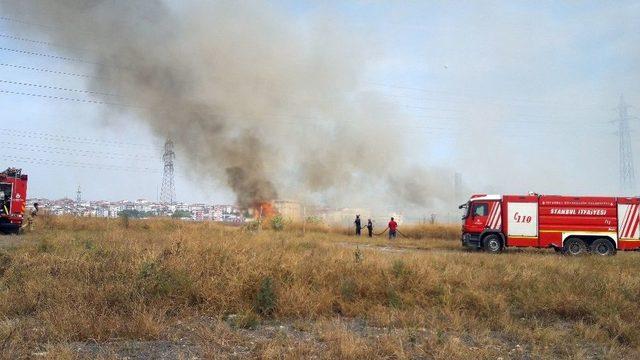 Avcılar’da Buğday Tarlasındaki Yangın E-5’i Dumana Boğdu