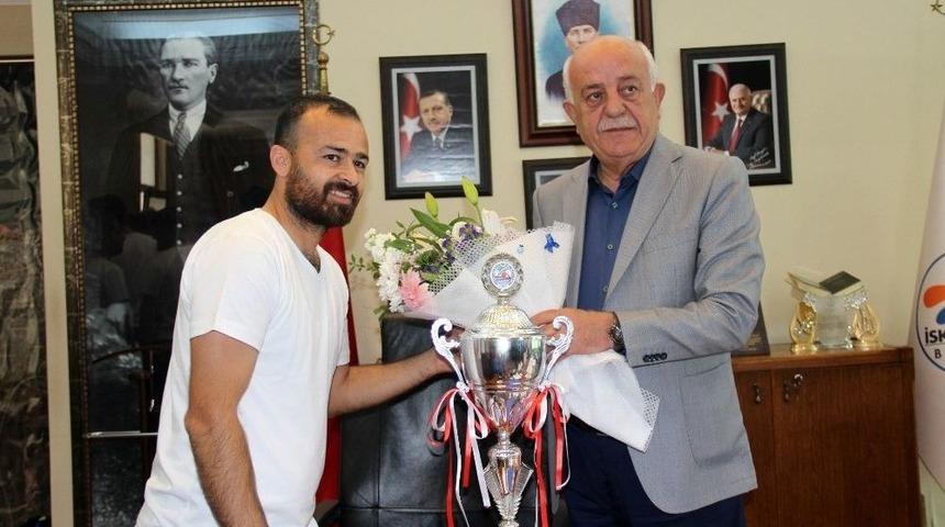 Futbolcular Şampiyonluk Kupasını Seyfi Dingil&rsquo;e Takdim Etti