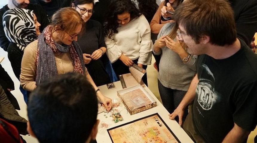 T&uuml;rk Siyasetini Oyun Oynayarak &Ouml;ğrendiler