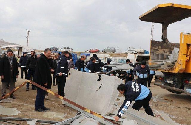 Kaçak Kesim Yapılan Barakalar Kaldırıldı