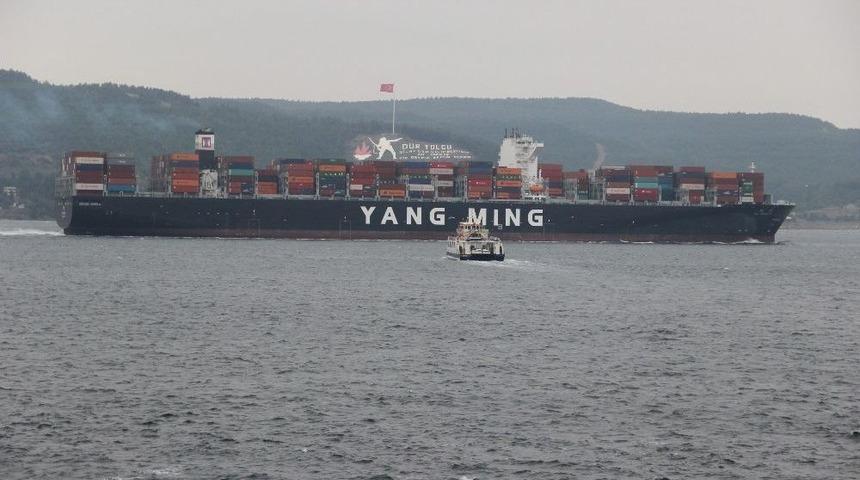 Dev Gemi &Ccedil;anakkale Boğazı&rsquo;ndan Ge&ccedil;ti